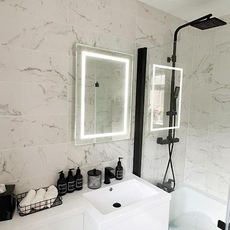 Beautiful Apartment In Beckton With Private Entrance And Garden London Ngoại thất bức ảnh